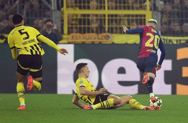 11.12.2024, xhbx, Fussball UEFA Champions League, Borussia Dortmund - FC Barcelona, Barca emspor, v.l. Ramy Bensebaini (Borussia Dortmund), Nico Schlotterbeck (Borussia Dortmund), Dani Olmo (FC Barcelona) (DFL DFB REGULATIONS PROHIBIT ANY USE OF PHOTOGRAPHS as IMAGE SEQUENCES and or QUASI-VIDEO) Dortmund