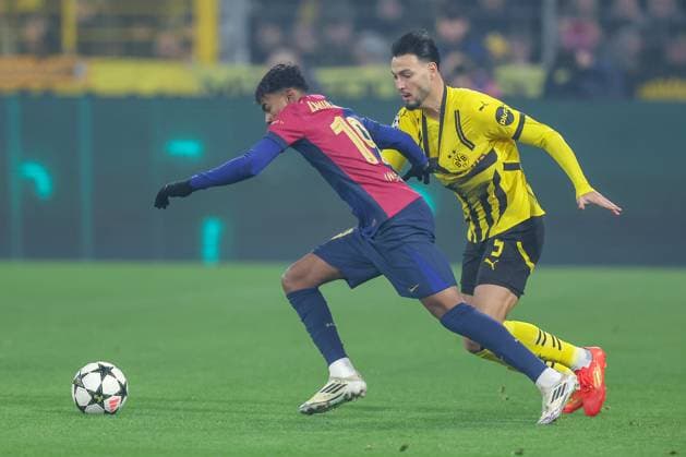 11.12.2024, UEFA Champions League, Borussia Dortmund - FC Barcelona, Barca 8. Spieltag, Signal Iduna Park, Saison 2024 2025: Ramy Bensebaini (BVB 5) im Zweikampf gegen Lamine Yamal (Barca 19) Nordrhein-Westfalen Deutschland