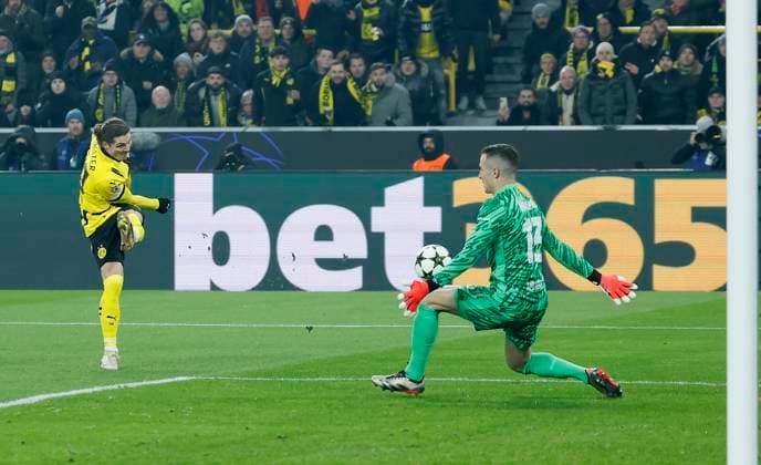 Bild: Torwart, Goalkeeper Inaki Pena FC Barcelona, Barca 13) r. klaert einen Schuss von Marcel Sabitzer (Borussia Dortmund, 20), 11.12.2024, Fussball, Champions League, Borussia Dormund - FC Barcelona, GER, Dortmund, Signal Iduna Park. Copyright: HMBxMedia xHeikoxBecker
