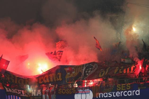 UEFA Champions League - Borussia Dortmund - FC Barcelona, Barca am 11.12.2024 im Signal Iduna Park in Dortmund Die Fans des FC Barcelona zünden im Gästeblock Pyrotechnik