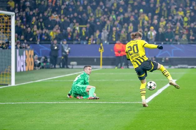 11.12.2024, UEFA Champions League, Borussia Dortmund - FC Barcelona, Barca 8. Spieltag, Signal Iduna Park, Saison 2024 2025: Marcel Sabitzer (BVB 20) scheitert an Torwart Inaki Pena (Barca 13) Nordrhein-Westfalen Deutschland