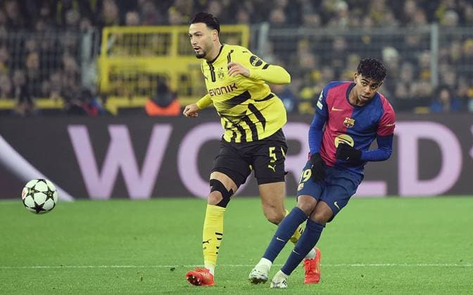 11.12.2024, xhbx, Fussball UEFA Champions League, Borussia Dortmund - FC Barcelona, Barca emspor, v.l. Ramy Bensebaini (Borussia Dortmund), Lamine Yamal (FC Barcelona) (DFL DFB REGULATIONS PROHIBIT ANY USE OF PHOTOGRAPHS as IMAGE SEQUENCES and or QUASI-VIDEO) Dortmund