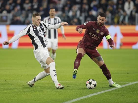 Teun Koopmeiners of Juventus FC and Kyle Walker of Manchester City during the Uefa Champions League 2024 25, football match between Juventus FC and Manchester City, on 11 December 2024, at Allianz Stadium Turin Italy. Photo Nderim Kaceli  Copyright: xNderimxKaceli IPAxSportx xipa-agency.netx xx IPA_52320900 IPA_Agency_IPA52320900