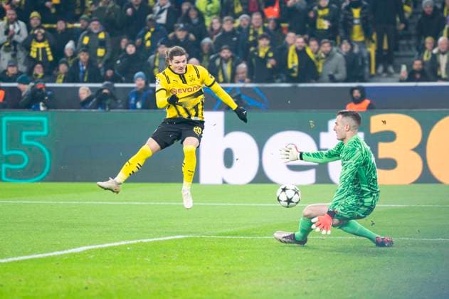 11.12.2024 - Fußball, 2024 2025, UEFA Champions League, 6. Spieltag, Borussia Dortmund - FC Barcelona, Barca (L-R) Marcel Sabitzer (Dortmund), Inaki Pena (Barcelona) Dortmund Nordrhein-Westfalen Deutschland Signal Iduna Park