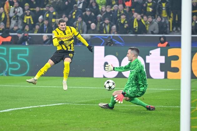 11.12.2024, Fussball, Champions League, 6. Spieltag, Saison 2024 2025, Borussia Dortmund - FC Barcelona, Barca Torchance Marcel Sabitzer (Borussia Dortmund), Torwart Inaki Pena (FC Barcelona) xRHR-FOTO TKx Copyright: RHR-FOTOx RHR-FOTO TK