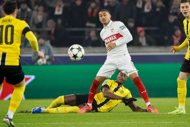 Enzo Millot (VfB Stuttgart, 08) und Mohamed Ali Camara (BSC Young Boys, 13) im Zweikampf , Fussball, UEFA Champions League, 6. Spieltag, 2024 2025, VfB Stuttgart vs. Young Boys Bern, 11.12.2024, Arena Stuttgart, Stuttgart, Deutschland Stuttgart Arena Stuttgart Baden-Württemberg Deutschland Copyright: xGrantxHubbsx