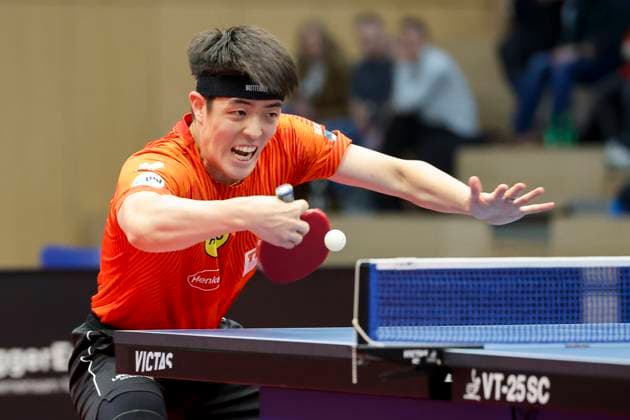 Dang Qiu (Borussia Duesseldorf) kontrolliert den Ball, 1. Tischtennis Bundesliga der Herren, TTC Schwalbe Bergneustadt vs Borussia Duesseldorf, Burstenhalle am 11. December 2024 in Bergneustadt, Deutschland. (Foto von Marco Steinbrenner DeFodi Images) Dang Qiu (Borussia Duesseldorf) controls the ball, 1. Tischtennis Bundesliga der Herren, TTC Schwalbe Bergneustadt vs Borussia Duesseldorf, Burstenhalle, December 11, 2024 in Bergneustadt, Germany. (Photo by Marco Steinbrenner DeFodi Images) Defodi-700_berg_dus_20241211_078
