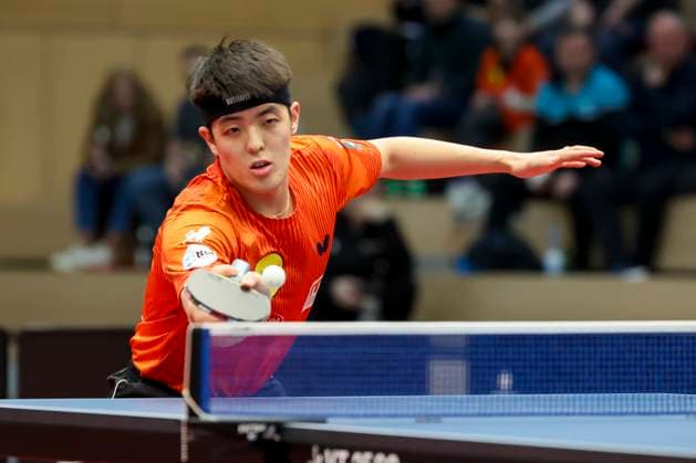 Dang Qiu (Borussia Duesseldorf) kontrolliert den Ball, 1. Tischtennis Bundesliga der Herren, TTC Schwalbe Bergneustadt vs Borussia Duesseldorf, Burstenhalle am 11. December 2024 in Bergneustadt, Deutschland. (Foto von Marco Steinbrenner DeFodi Images) Dang Qiu (Borussia Duesseldorf) controls the ball, 1. Tischtennis Bundesliga der Herren, TTC Schwalbe Bergneustadt vs Borussia Duesseldorf, Burstenhalle, December 11, 2024 in Bergneustadt, Germany. (Photo by Marco Steinbrenner DeFodi Images) Defodi-700_berg_dus_20241211_082