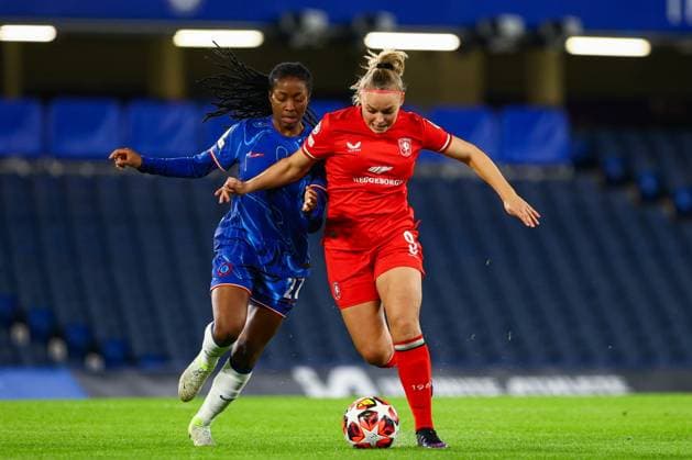 Chelsea Women v FC Twente UEFA Womens Champions League Oriane Jean-Francois of Chelsea Women and Jaimy Ravensbergen of FC Twente battle for the ball during the UEFA Womens Champions League Group B match at Stamford Bridge, London UK Newspapers OUT Copyright: xChrisxMyattx FIL-21074-0021