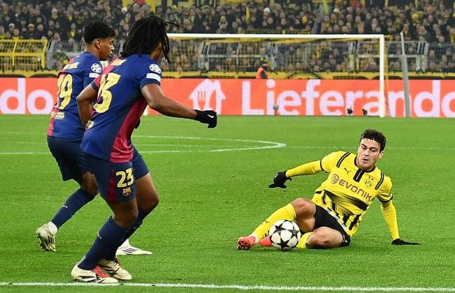 11.12.2024, xhbx, Fussball UEFA Champions League, Borussia Dortmund - FC Barcelona, Barca emspor, v.l. Lamine Yamal (FC Barcelona), Jules Kounde (FC Barcelona), Giovanni Reyna (Borussia Dortmund) (DFL DFB REGULATIONS PROHIBIT ANY USE OF PHOTOGRAPHS as IMAGE SEQUENCES and or QUASI-VIDEO) Dortmund