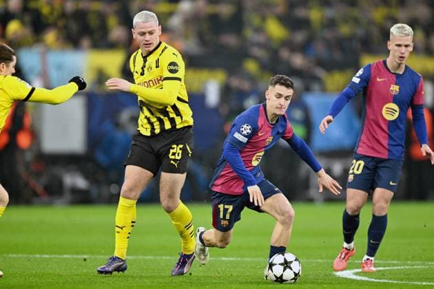 DORTMUND - (l-r) Julian Ryerson of Borussia Dortmund, Marc Casado of FC Barcelona, Barca during the UEFA Champions league match between Borussia Dortmund and FC Barcelona at the Signal Iduna Park on Dec. 11, 2024 in Dortmund, Germany. ANP Hollandse Hoogte UEFA Champions League 2024 25 League phase 6 2024 25 xVIxANPxSportx xGerritxvanxKeulenxIVx 515485064 originalFilename: 515485064.jpg