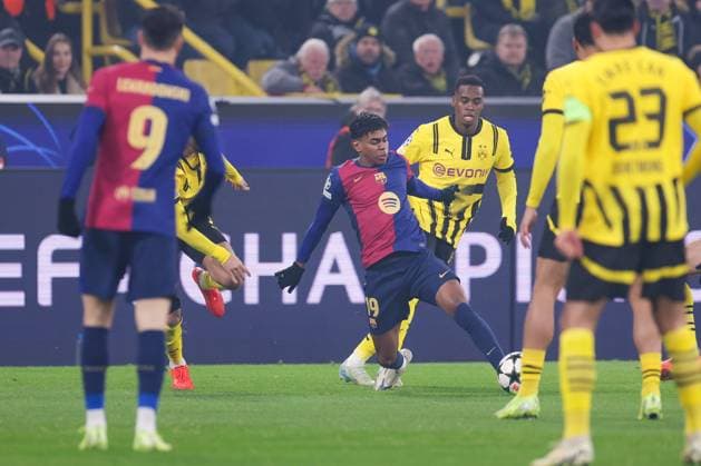 11.12.2024, UEFA Champions League, 6. Spieltag, Borussia Dortmund - FC Barcelona, Barca v. l. Lamine Yamal (FC Barcelona), Jamie Jermaine Gittens (Borussia Dortmund), Dortmund Signal Iduna Park NRW Deutschland xRHR-FOTO DEx Copyright: DennisxEwert RHR-FOTOx RHR-FOTO DE