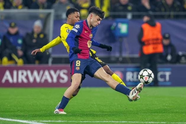 11.12.2024, UEFA Champions League, Borussia Dortmund - FC Barcelona, Barca 8. Spieltag, Signal Iduna Park, Saison 2024 2025: Julien Duranville (BVB 16) gegen Pedri (Barca 8) im Zweikampf Nordrhein-Westfalen Deutschland