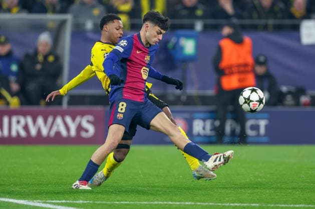 11.12.2024, UEFA Champions League, Borussia Dortmund - FC Barcelona, Barca 8. Spieltag, Signal Iduna Park, Saison 2024 2025: Julien Duranville (BVB 16) gegen Pedri (Barca 8) im Zweikampf Nordrhein-Westfalen Deutschland