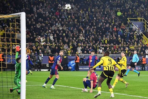 11.12.2024, xhbx, Fussball UEFA Champions League, Borussia Dortmund - FC Barcelona, Barca emspor, v.l. Marcel Sabitzer (Borussia Dortmund) über das Tor (DFL DFB REGULATIONS PROHIBIT ANY USE OF PHOTOGRAPHS as IMAGE SEQUENCES and or QUASI-VIDEO) Dortmund