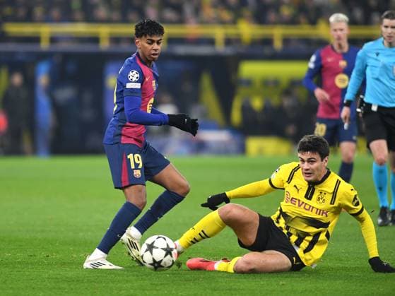 persons} im Zweikampf waehrend des Spiels der UEFA Champions League 2024 25 Ligen-Phase 6. Spieltag zwischen Borussia Dortmund und FC Barcelona, Barca SIGNAL IDUNA PARK am 11. December 2024 in Dortmund, Deutschland. (Foto von Ralf Treese DeFodi Images) +++ Lamine Yamal (FC Barcelona) und Giovanni Reyna (Borussia Dortmund) battle for the ball during the UEFA Champions League 2024 25 League Phase MD6 match between Borussia Dortmund and FC Barcelona at Signal Iduna Park on December 11, 2024 in Dortmund, Germany. Defodi-521_BVBFCB20241211_003