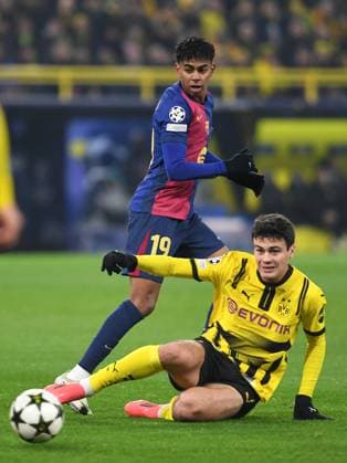 persons} im Zweikampf waehrend des Spiels der UEFA Champions League 2024 25 Ligen-Phase 6. Spieltag zwischen Borussia Dortmund und FC Barcelona, Barca SIGNAL IDUNA PARK am 11. December 2024 in Dortmund, Deutschland. (Foto von Ralf Treese DeFodi Images) +++ Lamine Yamal (FC Barcelona) und Giovanni Reyna (Borussia Dortmund) battle for the ball during the UEFA Champions League 2024 25 League Phase MD6 match between Borussia Dortmund and FC Barcelona at Signal Iduna Park on December 11, 2024 in Dortmund, Germany. Defodi-521_BVBFCB20241211_004