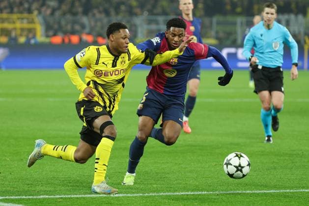 UEFA Champions League - Borussia Dortmund - FC Barcelona, Barca am 11.12.2024 im Signal Iduna Park in Dortmund Julien Duranville (Dortmund 16) gegen Alejandro Balde (Barcelona 3)