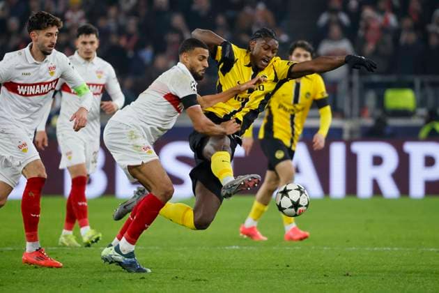 Josha Vagnoman (VfB Stuttgart, 04) und Joel Monteiro (BSC Young Boys, 77) im Zweikampf , Fussball, UEFA Champions League, 6. Spieltag, 2024 2025, VfB Stuttgart vs. Young Boys Bern, 11.12.2024, Arena Stuttgart, Stuttgart, Deutschland Stuttgart Arena Stuttgart Baden-Württemberg Deutschland Copyright: xGrantxHubbsx