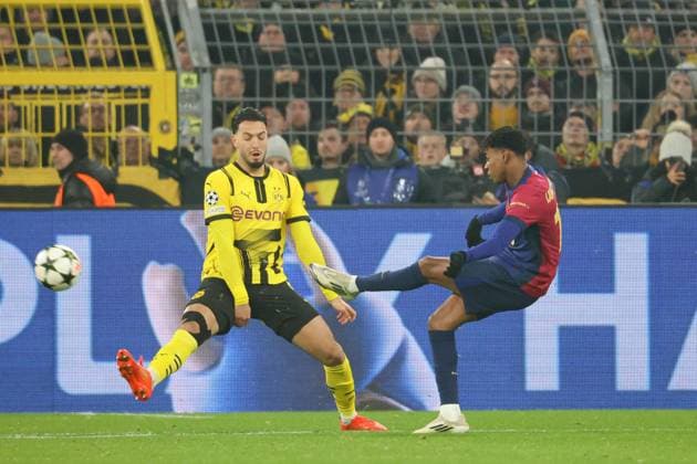 Ramy Bensebaini (Borussia Dortmund, 5) Lamine Yamal FC Barcelona, Barca 19) GER, Borussia Dortmund gegen FC Barcelona, Fussball, Champions League, 6.Spieltag, Spielzeit 2024 2025, 11.12.2024 DFL REGULATIONS PROHIBIT ANY USE OF PHOTOGRAPHS AS IMAGE SEQUENCES AND OR QUASI-VIDEO GER, Borussia Dortmund gegen FC Barcelona, Fussball, Champions League, 6.Spieltag, Spielzeit 2024 2025, 11.12.2024 Dortmund Copyright: xEibner-Pressefoto FrankxZeisingx EP_FZG