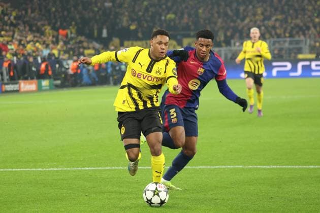 Zweikampf zwischen Julien Duranville (Borussia Dortmund, 16) und Alejandro Balde FC Barcelona, Barca 3 GER, Borussia Dortmund gegen FC Barcelona, Fussball, Champions League, 6.Spieltag, Spielzeit 2024 2025, 11.12.2024 DFL REGULATIONS PROHIBIT ANY USE OF PHOTOGRAPHS AS IMAGE SEQUENCES AND OR QUASI-VIDEO GER, Borussia Dortmund gegen FC Barcelona, Fussball, Champions League, 6.Spieltag, Spielzeit 2024 2025, 11.12.2024 Dortmund Copyright: xEibner-Pressefoto FrankxZeisingx EP_FZG