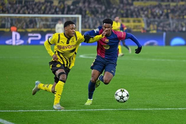 11.12.2024, Fussball, Champions League, 6. Spieltag, Saison 2024 2025, Borussia Dortmund - FC Barcelona, Barca Julien Duranville (Borussia Dortmund), Inigo Martinez (FC Barcelona) xRHR-FOTO TKx Copyright: RHR-FOTOx RHR-FOTO TK