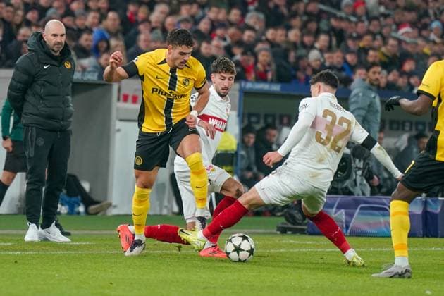 Fussball UEFA Champions League 2024 2025, 6. Spieltag - VfB Stuttgart vs. BSC Young Boys Bern YB - Stuttgart Arena: Filip Ugrinic (BSC Young Boys, 07) mit Fabian Rieder (VfB Stuttgart, 32) Copyright: xJOERANxSTEINSIEKx