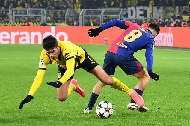 11.12.2024, xhbx, Fussball UEFA Champions League, Borussia Dortmund - FC Barcelona, Barca emspor, v.l. Giovanni Reyna (Borussia Dortmund), bar08 (DFL DFB REGULATIONS PROHIBIT ANY USE OF PHOTOGRAPHS as IMAGE SEQUENCES and or QUASI-VIDEO) Dortmund