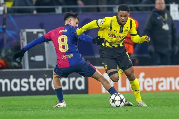 11.12.2024, UEFA Champions League, Borussia Dortmund - FC Barcelona, Barca 8. Spieltag, Signal Iduna Park, Saison 2024 2025: Pedri (Barca 8) im Zweikampf gegen Julien Duranville (BVB 16) Nordrhein-Westfalen Deutschland