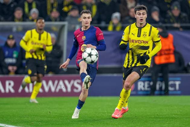 11.12.2024, UEFA Champions League, Borussia Dortmund - FC Barcelona, Barca 8. Spieltag, Signal Iduna Park, Saison 2024 2025: Marc Casado (Barca 17) gegen Giovanni Reyna (BVB 7) Nordrhein-Westfalen Deutschland