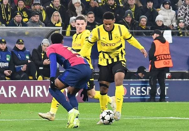 11.12.2024, xhbx, Fussball UEFA Champions League, Borussia Dortmund - FC Barcelona, Barca emspor, v.l. Alejandro Balde (FC Barcelona), Marcel Sabitzer (Borussia Dortmund), Julien Duranville (Borussia Dortmund) (DFL DFB REGULATIONS PROHIBIT ANY USE OF PHOTOGRAPHS as IMAGE SEQUENCES and or QUASI-VIDEO) Dortmund