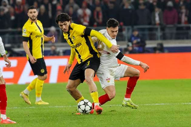 Jaouen Hadjam (BSC Young Boys, 03) und Fabian Rieder (VfB Stuttgart, 32) im Zweikampf , Fussball, UEFA Champions League, 6. Spieltag, 2024 2025, VfB Stuttgart vs. Young Boys Bern, 11.12.2024, Arena Stuttgart, Stuttgart, Deutschland Stuttgart Arena Stuttgart Baden-Württemberg Deutschland Copyright: xGrantxHubbsx