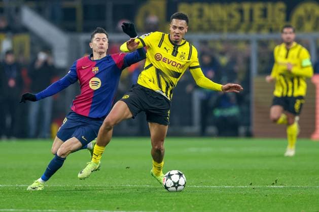 11.12.2024, UEFA Champions League, Borussia Dortmund - FC Barcelona, Barca 8. Spieltag, Signal Iduna Park, Saison 2024 2025: Felix Nmecha (BVB 8) im Zweikampf gegen Robert Lewandowski (Barca 9) Nordrhein-Westfalen Deutschland