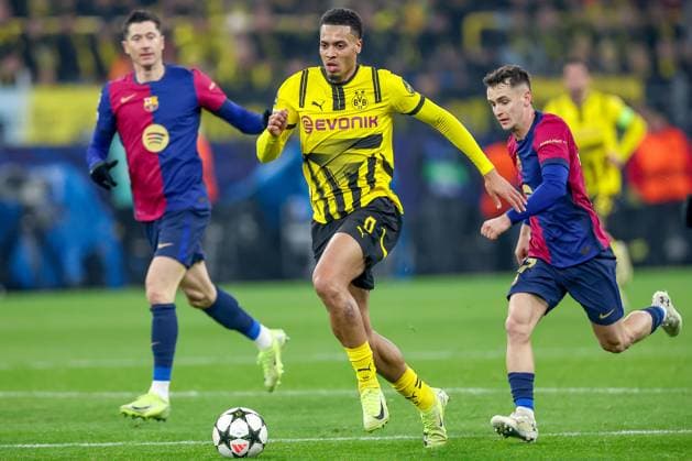 11.12.2024, UEFA Champions League, Borussia Dortmund - FC Barcelona, Barca 8. Spieltag, Signal Iduna Park, Saison 2024 2025: Felix Nmecha (BVB 8) im Zweikampf gegen Robert Lewandowski (Barca 9) Nordrhein-Westfalen Deutschland