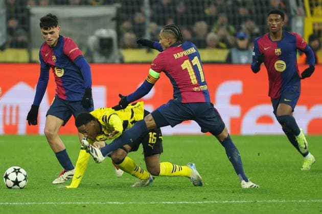 UEFA Champions League - Borussia Dortmund - FC Barcelona, Barca am 11.12.2024 im Signal Iduna Park in Dortmund Pedri (Barcelona 8) und Raphinha (Barcelona 11) gegen Julien Duranville (Dortmund 16)