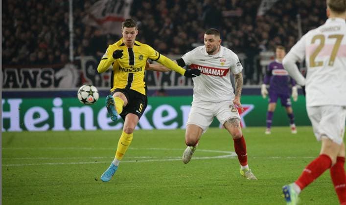 11.12.2024, Deutschland, Stuttgart, Fußball Champions League, VfB Stuttgart vs. Young Boys Bern, von links: Cedric Itten ( Bern ) Jeff Chabot ( VfB )