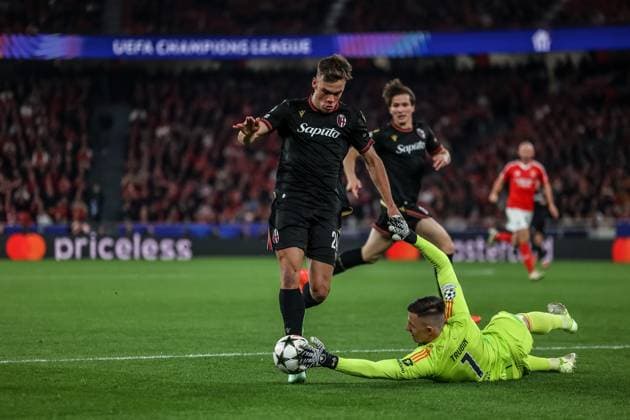 Lisbon, Portugal, December 11th,2024: Anatotoliy Trubin (1 SL Benfica) and Thijs Dallinga (24 Bologna FC) in action during the UEFA Champions League football match between SL Benfica vs Bologna at Estadio da Luz, Lisbon on December 11, 2024 (Joao Bravo SPP) Copyright: xJoaoxBravoxx xSPPx spp-en-JoBr-JBF-3239