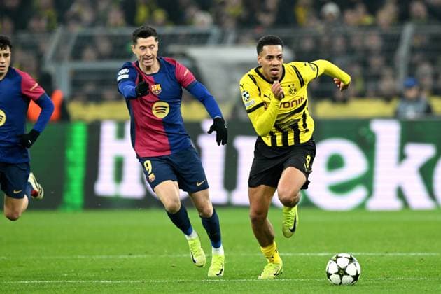 DORTMUND - (l-r) Robert Lewandowski of FC Barcelona, Barca Felix Nmecha of Borussia Dortmund during the UEFA Champions league match between Borussia Dortmund and FC Barcelona at the Signal Iduna Park on Dec. 11, 2024 in Dortmund, Germany. ANP Hollandse Hoogte UEFA Champions League 2024 25 League phase 6 2024 25 xVIxANPxSportx xGerritxvanxKeulenxIVx 515486705 originalFilename: 515486705.jpg