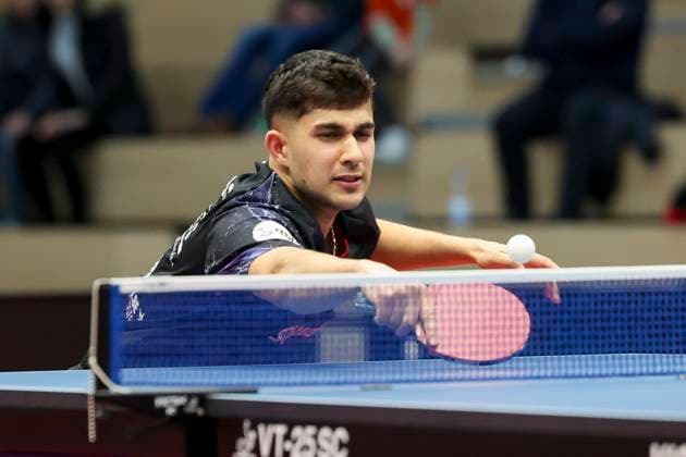 Kanak Jha (TTC Schwalbe Bergneustadt) kontrolliert den Ball, 1. Tischtennis Bundesliga der Herren, TTC Schwalbe Bergneustadt vs Borussia Duesseldorf, Burstenhalle am 11. December 2024 in Bergneustadt, Deutschland. (Foto von Marco Steinbrenner DeFodi Images) Kanak Jha (TTC Schwalbe Bergneustadt) controls the ball, 1. Tischtennis Bundesliga der Herren, TTC Schwalbe Bergneustadt vs Borussia Duesseldorf, Burstenhalle, December 11, 2024 in Bergneustadt, Germany. (Photo by Marco Steinbrenner DeFodi Images) Defodi-700_berg_dus_20241211_096
