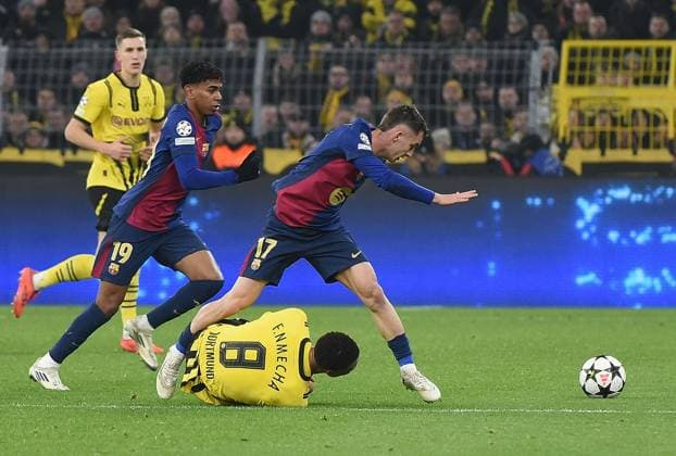 11.12.2024, xhbx, Fussball UEFA Champions League, Borussia Dortmund - FC Barcelona, Barca emspor, v.l. Felix Nmecha (Borussia Dortmund), Marc Casado (FC Barcelona) (DFL DFB REGULATIONS PROHIBIT ANY USE OF PHOTOGRAPHS as IMAGE SEQUENCES and or QUASI-VIDEO) Dortmund
