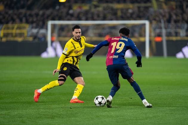 GER, Champions League, Borussia Dortmund vs FC Barcelona, Barca 11.12.2024, SIgnal Iduna Park, Dortmund, GER, Champions League, Borussia Dortmund vs FC Barcelona Im Bild: Zweikampf zwischen Lamine Yamal (FC Barcelona, 19) und Ramy Bensebaini (Borussia Dortmund, 5)
