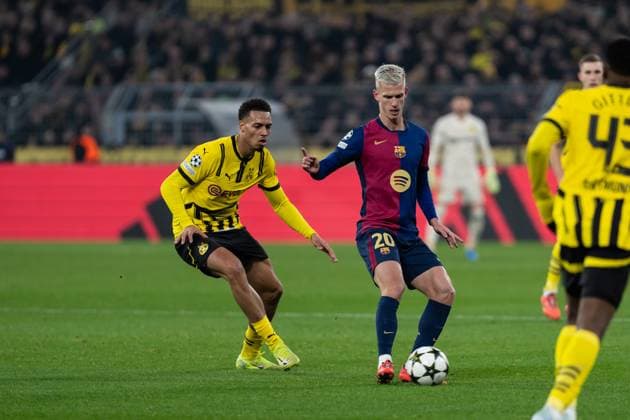 GER, Champions League, Borussia Dortmund vs FC Barcelona, Barca 11.12.2024, SIgnal Iduna Park, Dortmund, GER, Champions League, Borussia Dortmund vs FC Barcelona Im Bild: Zweikampf zwischen Dani Olmo (FC Barcelona, 20) und Felix Nmecha (Borussia Dortmund, 8)