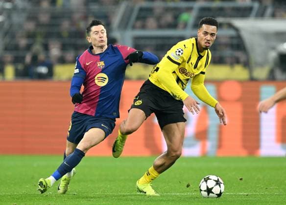 DORTMUND - (l-r) Robert Lewandowski of FC Barcelona, Barca Felix Nmecha of Borussia Dortmund during the UEFA Champions league match between Borussia Dortmund and FC Barcelona at the Signal Iduna Park on Dec. 11, 2024 in Dortmund, Germany. ANP Hollandse Hoogte UEFA Champions League 2024 25 League phase 6 2024 25 xVIxANPxSportx xGerritxvanxKeulenxIVx 515486712 originalFilename: 515486712.jpg