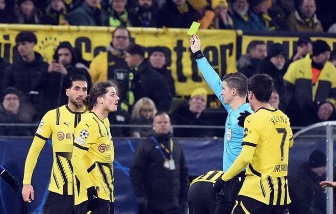 Sport Bilder des Tages 11.12.2024, xhbx, Fussball UEFA Champions League, Borussia Dortmund - FC Barcelona, Barca emspor, v.l. Gelbe Karte fuer, receive a yellow card, Marcel Sabitzer (Borussia Dortmund), Francois Letexier (UEFA Schiedsrichter) (DFL DFB REGULATIONS PROHIBIT ANY USE OF PHOTOGRAPHS as IMAGE SEQUENCES and or QUASI-VIDEO) Dortmund