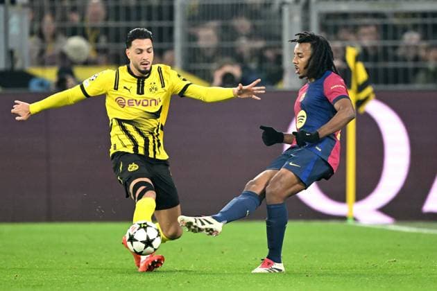 DORTMUND - (l-r) Ramy Bensebaini of Borussia Dortmund, Jules Kounde of FC Barcelona, Barca during the UEFA Champions league match between Borussia Dortmund and FC Barcelona at the Signal Iduna Park on Dec. 11, 2024 in Dortmund, Germany. ANP Hollandse Hoogte UEFA Champions League 2024 25 League phase 6 2024 25 xVIxANPxSportx xGerritxvanxKeulenxIVx 515487313 originalFilename: 515487313.jpg