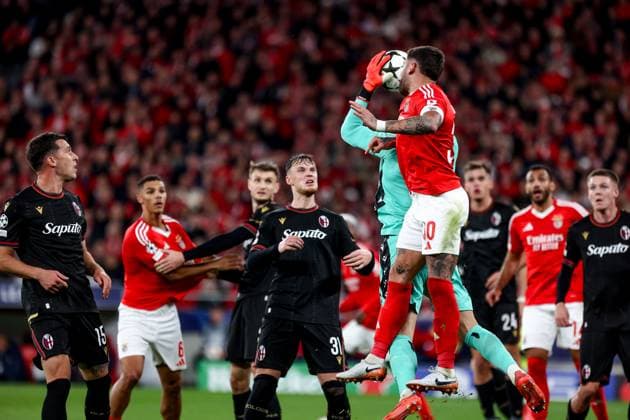 Nicolas Otamendi defender of SL Benfica battle for the ball with Åukasz Skorupski goalkeeper of Bologna FC during the UEFA Champions League 2024 25 League Phase MD4 match between SL Benfica and Bologna FC at the Estadio da Luz in Lisbon on December 11, 2024. UEFA Champions League - SL Benfica vs Bologna FC (Valter Gouveia SPP) Copyright: xValterxGouveia SPPx spp-en-VaGo-VG_L4209_1