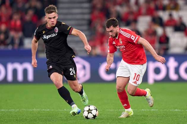 SL Benfica v Bologna FC - UEFA Champions League 2024 2025 Thijs Dallinga of Bologna Football Club 1909 competes for the ball with Orkun Kokcu of SL Benfica during the UEFA Champions League match between SL Benfica and Bologna FC 1909 at Estadio Da Luz in Lisbon, Portugal, on December 11, 2024. Lisbon, Portugal Lisbon Portugal  Copyright: xJosexManuelxAlvarezxReyx originalFilename:alvarezrey-notitle241211_npzGC.jpg