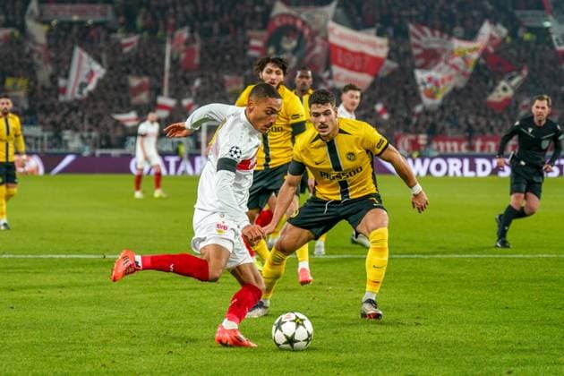 Fussball UEFA Champions League 2024 2025, 6. Spieltag - VfB Stuttgart vs. BSC Young Boys Bern YB - Stuttgart Arena: Enzo Millot (VfB Stuttgart, 08) am Ball mit Filip Ugrinic (BSC Young Boys, 07) Copyright: xJOERANxSTEINSIEKx