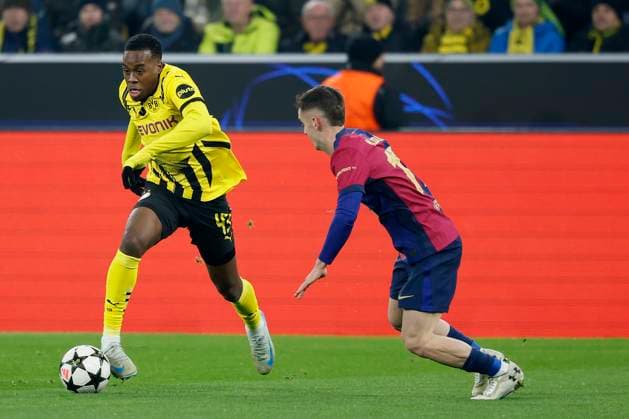 Bild: v.l. Jamie Gittens (Borussia Dortmund, 43) und Marc Casado FC Barcelona, Barca 17), 11.12.2024, Fussball, Champions League, Borussia Dormund - FC Barcelona, GER, Dortmund, Signal Iduna Park. Copyright: HMBxMedia xHeikoxBecker