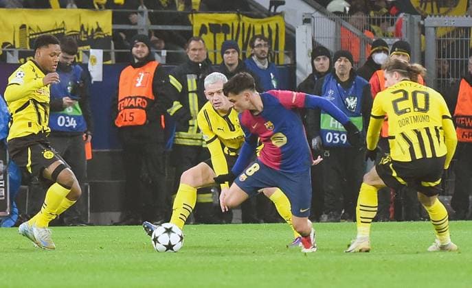 11.12.2024, xhbx, Fussball UEFA Champions League, Borussia Dortmund - FC Barcelona, Barca emspor, v.l. Julian Ryerson (Borussia Dortmund), Pedri (FC Barcelona) (DFL DFB REGULATIONS PROHIBIT ANY USE OF PHOTOGRAPHS as IMAGE SEQUENCES and or QUASI-VIDEO) Dortmund
